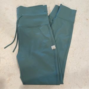 Vuori Daily Legging in Basil
